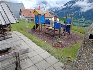 Gruppenhaus Tgesa pravenda Spielplatz