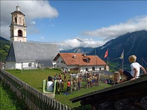 Gruppenhaus Tgesa pravenda Hausansicht Sommer