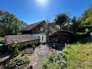 Bauernhaus Synergy Village Hausansicht Sommer