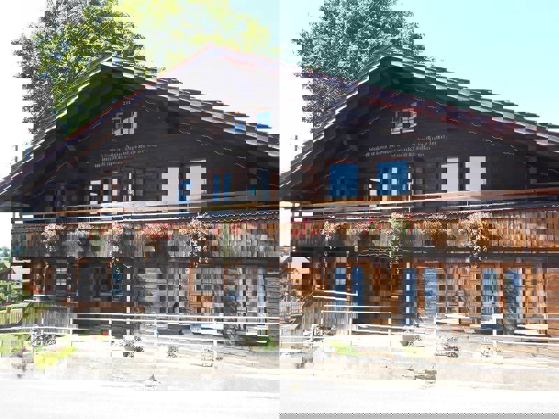 mittel_Ansicht_Chalet_Aeschi.jpg