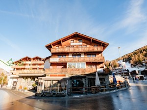 Gruppenhaus Allalin Hausansicht Frühling